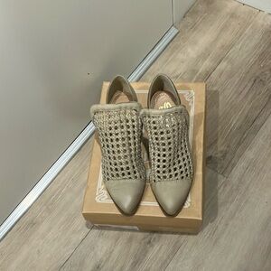 Brand new with box Sbicca Sycamore in Stone size 7